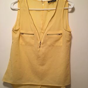 Yellow top with zippers🌟